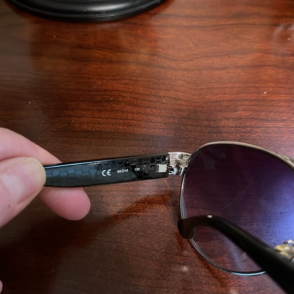 MICHAEL KORS SILVER AND BLACK SUNGLASS . - Picture 4 of 9